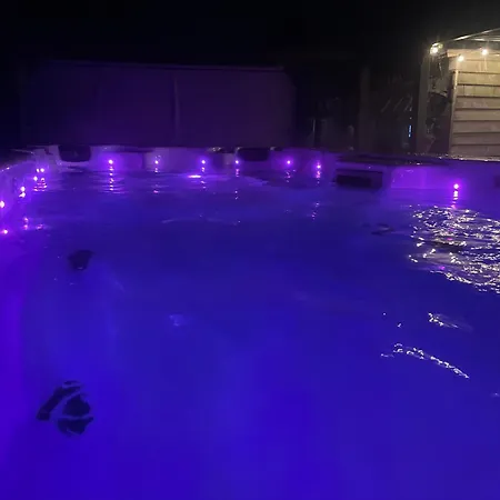 Villa Country With Hot Tub Meagill *